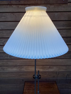 Le Klint, 322, gulvlampe, Elegant og velholdt Le Klint lampe.
Model 322 gulvlampe, designet af Micha