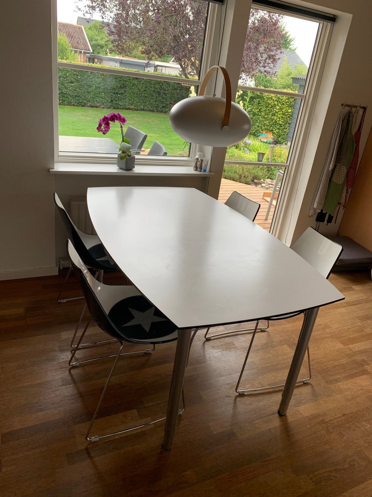 Forhøre Steward gyldige Spisebord m/stole, Hvid laminat med sort kant og 4 stole. , b: 100 l: 160 –  dba.dk – Køb og Salg af Nyt og Brugt