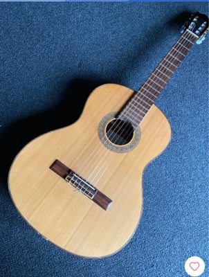 Spansk, andet mærke, Fantastisk Spansk Guitar fra Galvador.  Står med lidt brugs mærker.  Der er ind