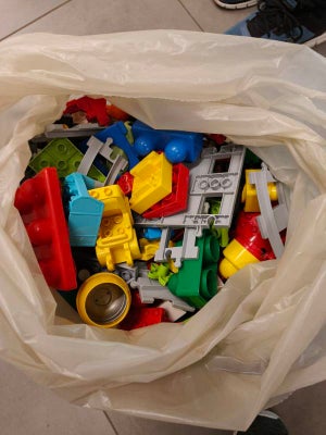 Lego Duplo, Blandet, En halv sæk med duplo klodser.
Bla. Togbane,bondegård gravkøer.
Sælges.