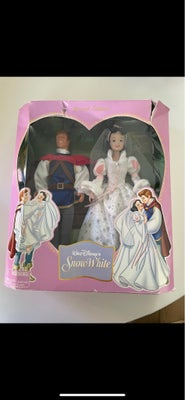 Barbie, Disney Barbie, Snehvide med sin prins, købt i Disneyland for mange år siden. 
Æsken har lidt