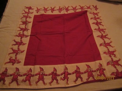 juletæppe, lille tæppe med julemotiv på sækkelærred
ø 45 cm
 brugt
 pris 40 kr.
hvis du er interesse