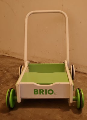 BRIO gåvogn, I god stand...
Den klassiske populære lære-gå-vogn fra Brio.
I bunden af vognen er der 