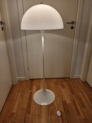 Standerlampe, Louis Poulsen, Verner Panton panthella, gulvlampe.
Har fået ny fod, skærm uden stjerne