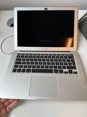 MacBook Air, A1466, Defekt, Macbook Air der ikke vil loades og derfor sælges som defekt 
Måske kan d