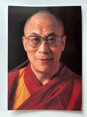 Autografer, Dalai Lama, Flot original autograf fra Dalai Lama.
12,5 x 18 cm. Dalai Lama er det åndel