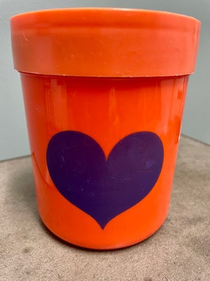 Dåse, Orange retro plastdåse med lilla hjerter. Diamater 12cm. Lille afblegning på ene hjerte, men e