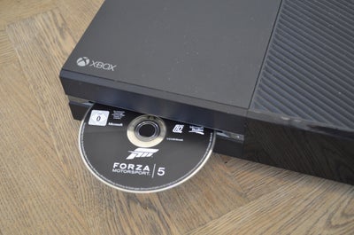 Xbox One, God, Xbox One med tilhørende controller og strømforsyning. 
Forza Motorsport 5 medfølger.
