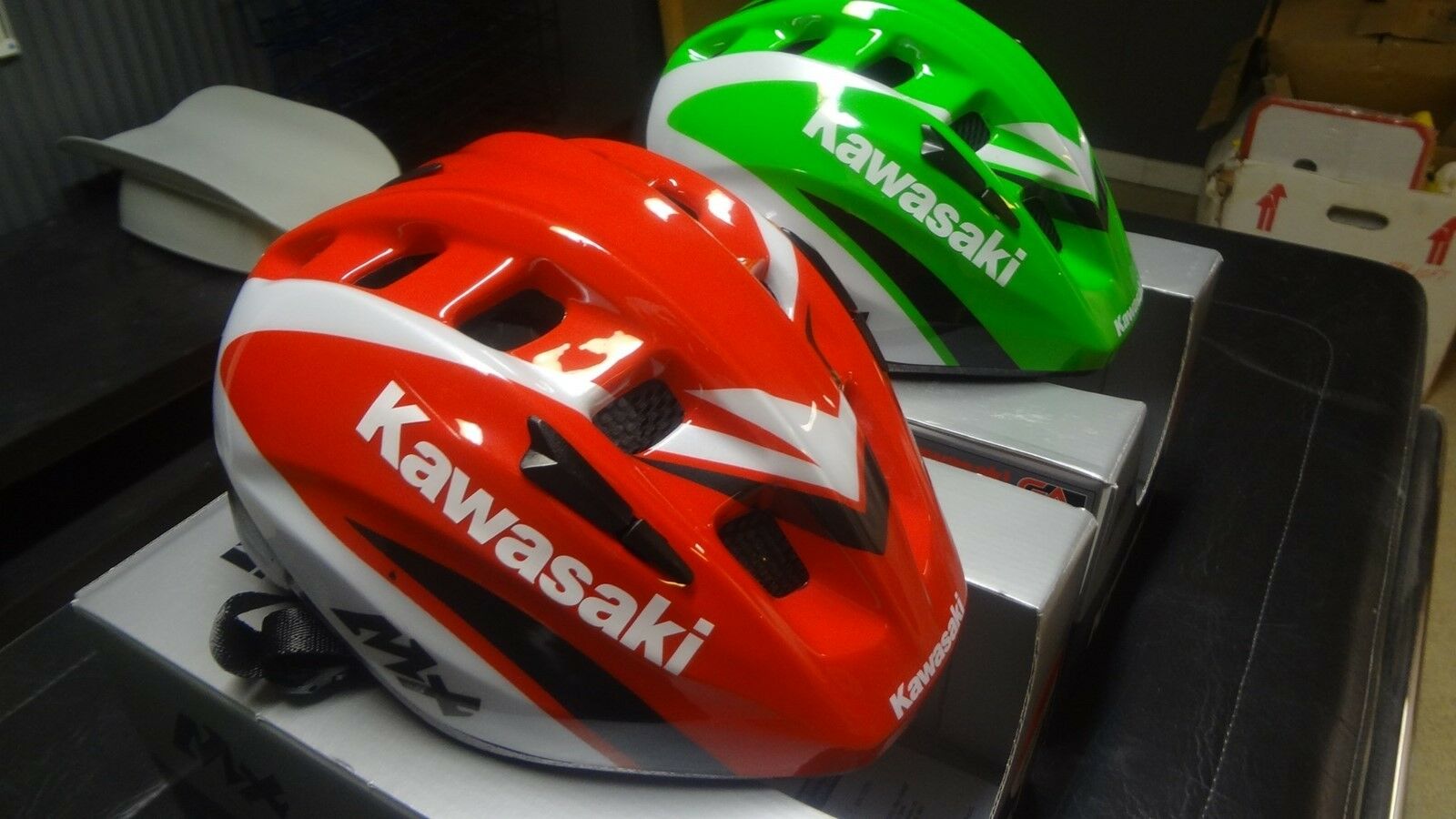 Cykelhjelm, Nye røde cykelhjelme, Ranger Kawasaki