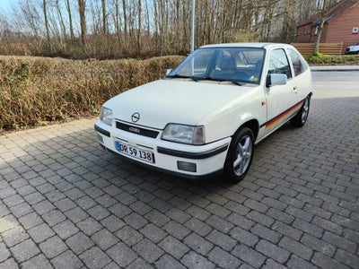Opel Kadett, 1,3 S, Benzin, 1985, km 107000, hvid, 3-dørs, centrallås, 15" alufælge, 
Opel Kadett E 
