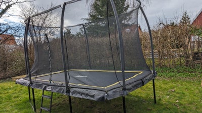 Trampolin, Salta Comfort rektangulær trampolin der måler 366 x 243 cm. Under to år gammel og i god s