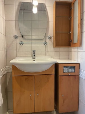 Badeværelsesmøbler, Komplet badeværelsesmiljø sælges.  
Vaskeskab 60x33 x72 cm med hylde, intakt por