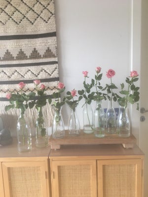 Gamle mælkeflasker mm , Til samlingen eller til fester med blomster, Her er 2 samlinger men her i de
