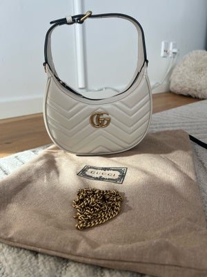 Skuldertaske, Gucci, læderlook, Super smuk GG Marmont half-moon-shaped mini bag fra Gucci, købt sids