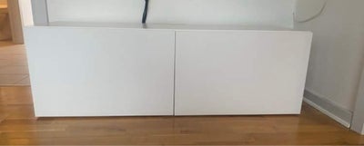 TV møbel , Bestå fra Ikea, Jeg sælger dette fine TV møbel. 

Ingen ridser - pæn og velholdt.

L: 120