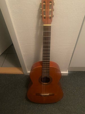 Spansk, Admira Menina, Rimelig velholdt guitar.
God lyd
Se billedet to der har været klistermærker p