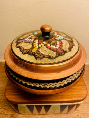 Skål fra Bosnien, Aldrig brugt, Med etnisk mønster. Tror at den er lavet af messing. Fået i gave men