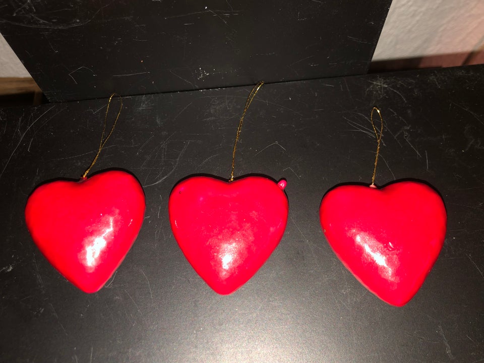 3 røde hjerter