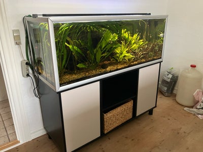 Akvarium, 325 liter, b: 130 d: 50 h: 50, Akvarie sælges med alt: Fisk, planter, bord, iltapparat, fo