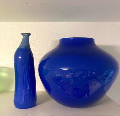 Glas, Glas kunst, Glaskunst blå
stor vase og mindre flaske formet vase - mundpustet glas

Kunstner u