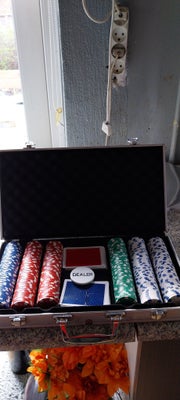 Poker sæt, Poker sæt / Poker chips 
Sælges for min mand
Der mangler en af de røde ellers er alle de 