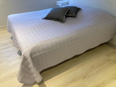 Sengetæppe, Hay, Virkelig flot og nærmest nyt lavendelfarvet sengetæppe fra Hay målende 260x260 cm. 