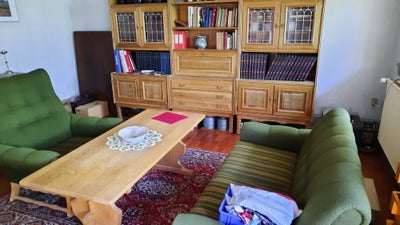 Sofagruppe, træ, 2 personers sofa, lænestol, sofabord og skænk I 3 dele sælges samlet. 700 kr
Afhent