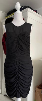 Corsagekjole, ? , str. L,  Sort,  Næsten som ny, Smuk sort kjole i str L, brystmål 2x45cm , længde 8