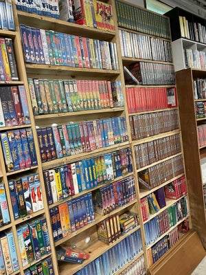 Anden genre, VHS, Der er ca. 720 VHS’er og 5 VHS afspillere