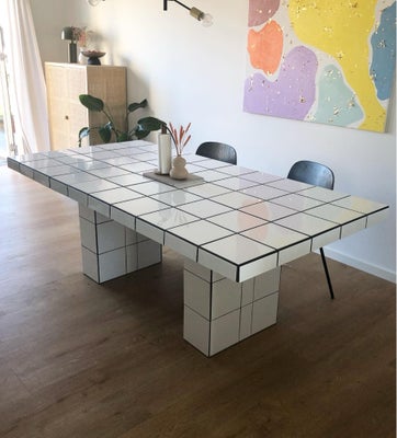 Spisebord, Flise, beton, b: 100 l: 200, Spisebord sælges. Bordet er beklædt af fliser og er tungt. 