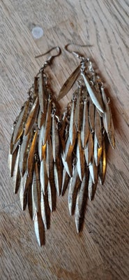 Ørestikker, bijouteri, 14 cm lange
5 cm brede
Meget levende
Sølvfarvede