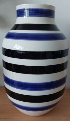 Vase - højde 30 cm, Kähler Omaggio, Klassisk vase i sort og violet. Fejler ikke noget. Produceres ik