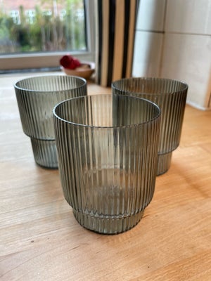 Glas, Glass cup set, FERM LIVING, Set of 3 (one missing from original set)

FERM LIVING.
SMOKY GREY 