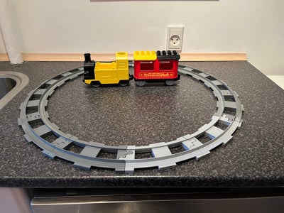 Lego Duplo, 
Duplo tog lot : 

10 mørke grå buede skinner 
2 lyse grå burde skinne 
1 lokomotiv 
1 t