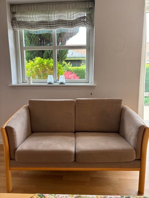 Sofa, alcantara, 2 pers., 2 personers sofa. 
Pæn og velholdt. 
L 140x h 70 x d 80 cm 