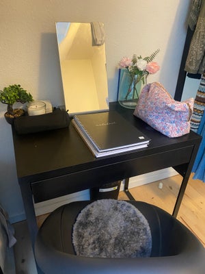 Skrivebord, Ikea, b: 73 h: 50, selger mitt flotte skrivebord 73x50 og skrivebordstol fra Ikea i sort