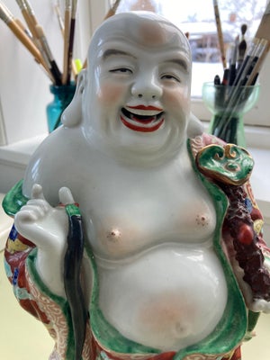 Buddah, Buddha figur med stempel i bunden
H 29 cm B 17 cm
Fin stand