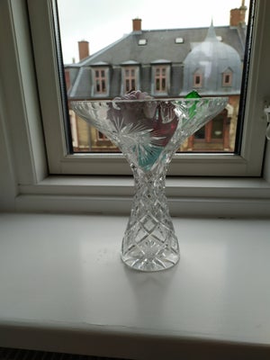 Vase, Krystalvase, 20 cm høj. Sælges uden indhold