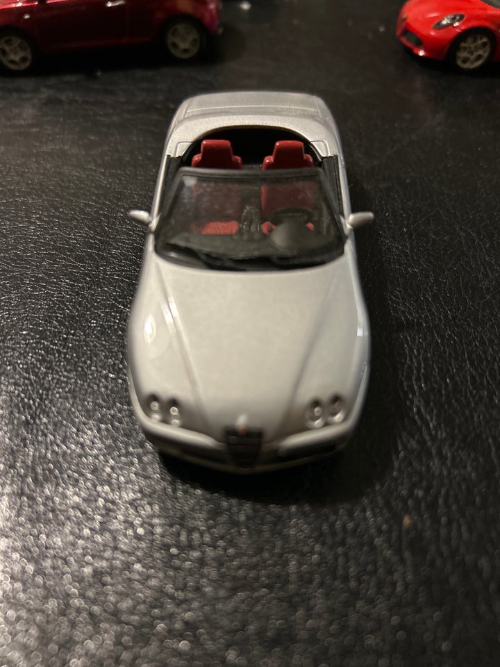 Modelbil, Minichamps Alfa gtv spider 2003, skala 1/43