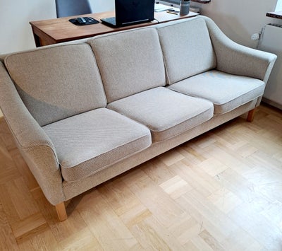 Sofa, 3 pers., Fin stof sofa til tre personer.

En enkelt plet (se billede), men ellers velholdt.

B