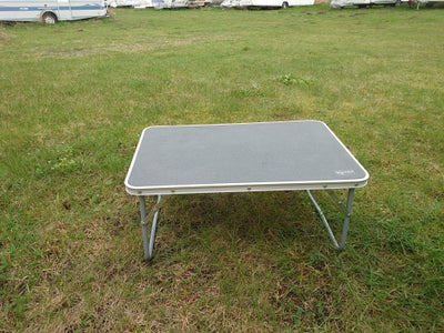 Lavt camping bord, Lavt campingbord perfekt til en mindre gas grill eller lignende.

Vi har brugt de