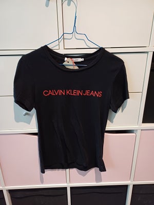 T-shirt, Calvin Klein, str. 36, Sort, Bomuld, God men brugt, Super flot sort t-shirt med rød skrift 