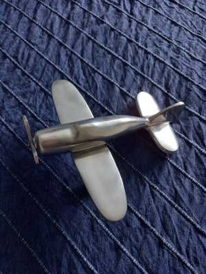 Modelfly, ukendt, skala 25 x 25 cm, Tung flymodel i metal. Propel og hjul drejer.
25 cm lang og ca d