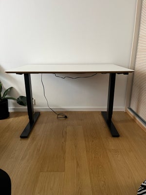 Skrivebord, Daarbak design, b: 120 d: 80, Hæve sænke bord. Sorte ben med hvid bordplade. Få og små b