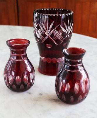 Glas, Bøhmiske glasvaser, Bøhmen, tre røde vaser med gennemslibninger
A) vase der åbner sig i toppen