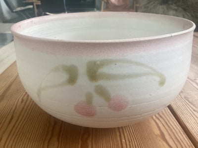 Keramik skål, Ukendt, motiv: Bær, Har haft den i mange år
12 cm høj
20 i diameter 