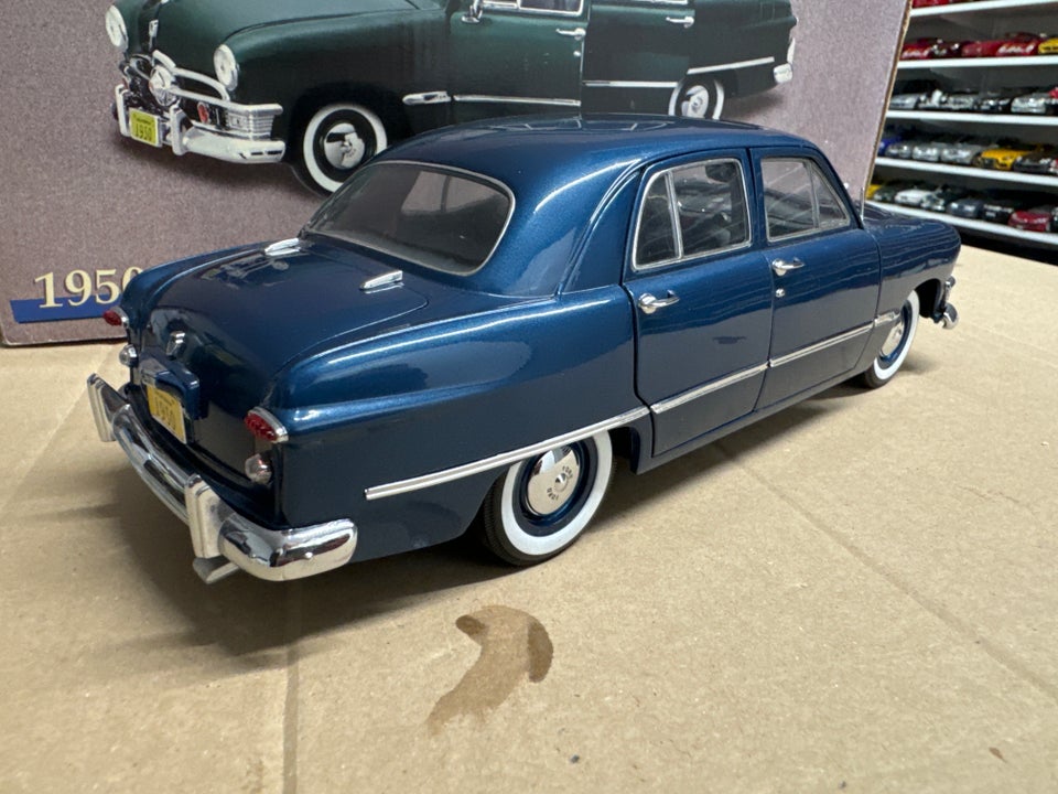 Modelbil, Ford Custom 4-door Sedan 1950 1/18, skala 1:18