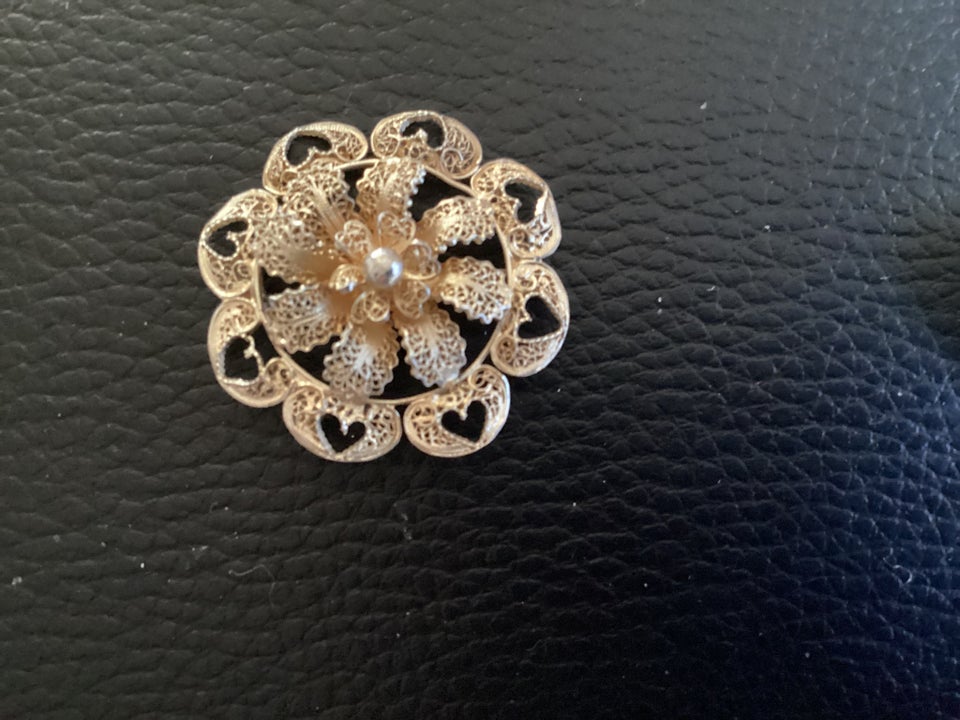 Broche, andet materiale