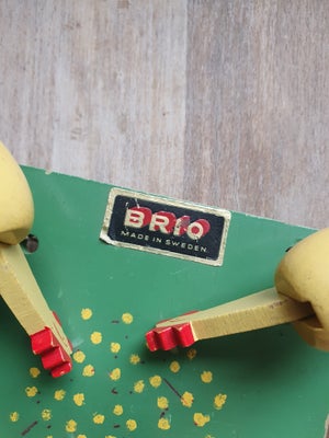 Legetøj, Brio, Gammelt legetøj fra svenske Brio med originals klistermærke. Det er et foderbræt med 
