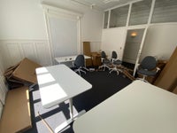 Næsten nye skriveborde og kontorstole
